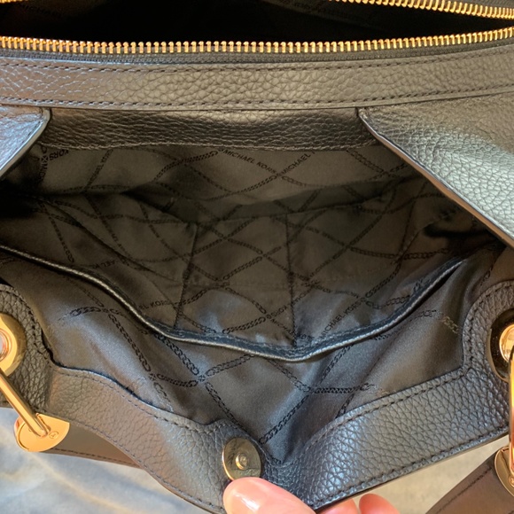 Michael Kors Raven Large Leather Shoulder Bag - Picture 9 of 13